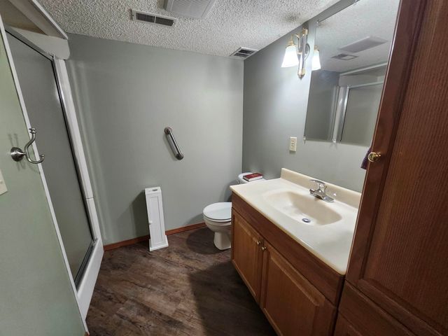 909 E 52nd St S, Wichita, KS 67216
