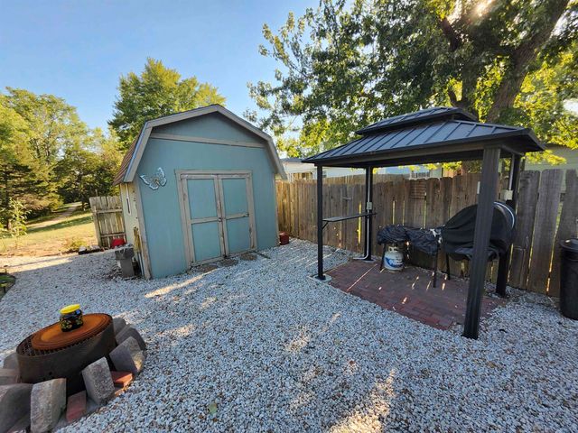 909 E 52nd St S, Wichita, KS 67216