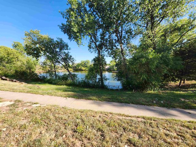 909 E 52nd St S, Wichita, KS 67216