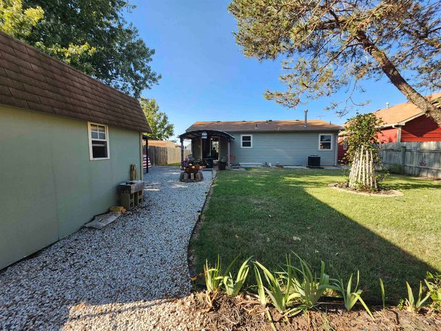 909 E 52nd St S, Wichita, KS 67216