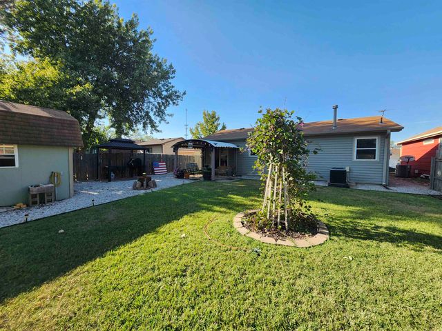 909 E 52nd St S, Wichita, KS 67216