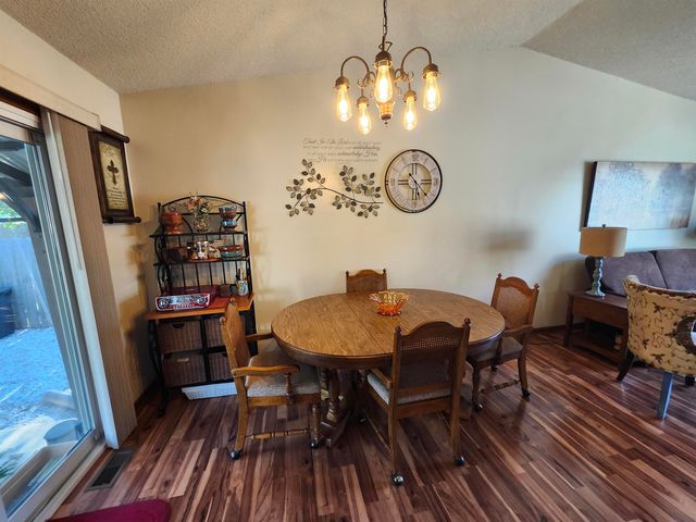 909 E 52nd St S, Wichita, KS 67216
