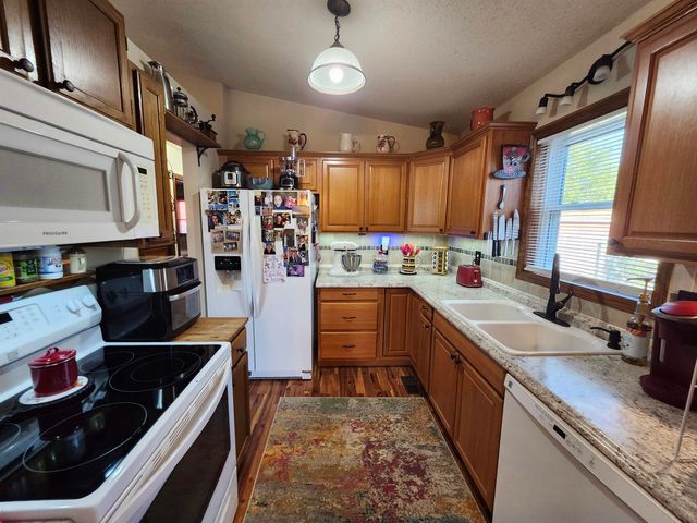 909 E 52nd St S, Wichita, KS 67216