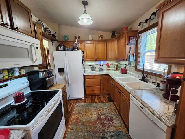 909 E 52nd St S, Wichita, KS 67216