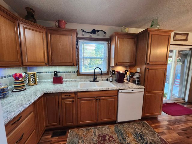909 E 52nd St S, Wichita, KS 67216