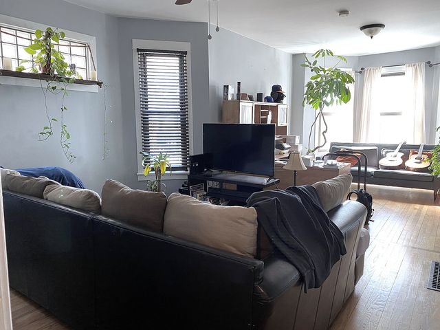 3926 W Byron Street 1, Chicago, IL 60618