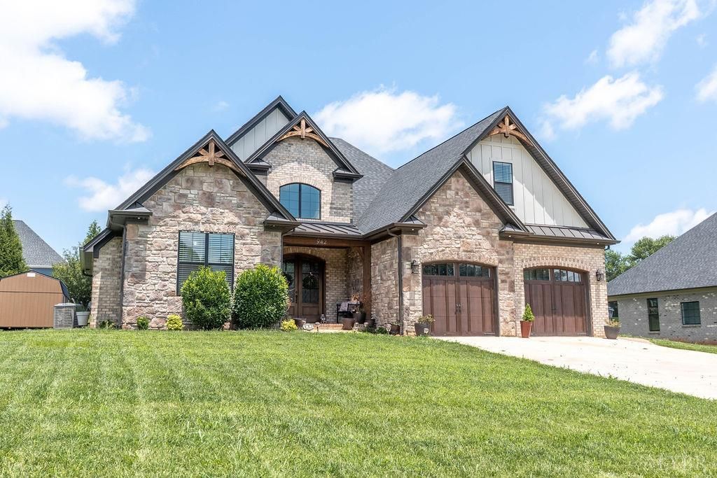 942 Leander Drive, Forest, VA 24551