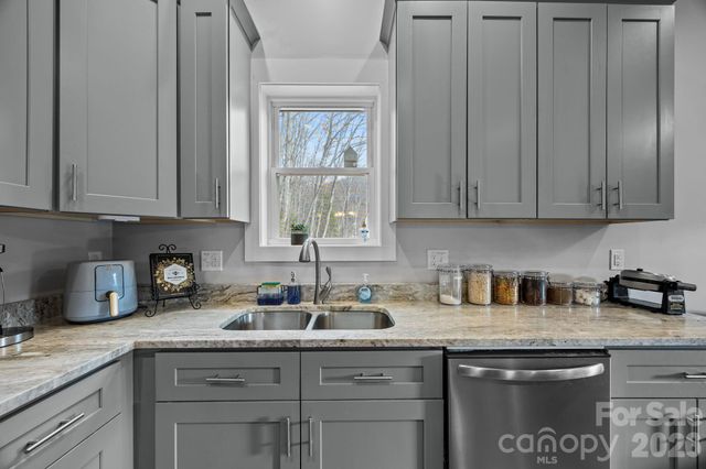 64 Crystal June Lane, Asheville, NC 28803