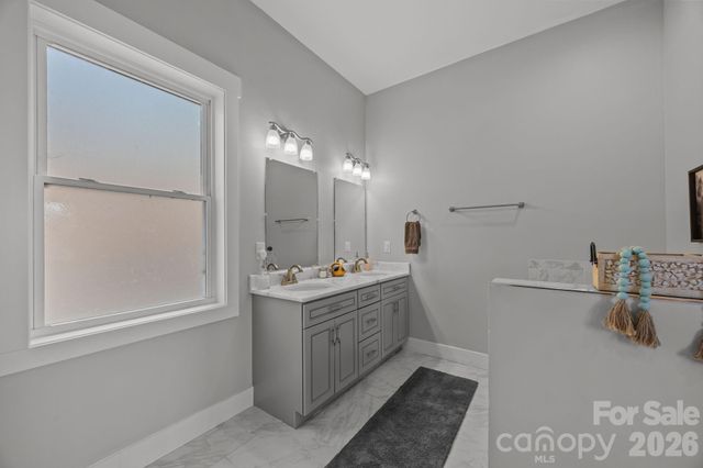 64 Crystal June Lane, Asheville, NC 28803