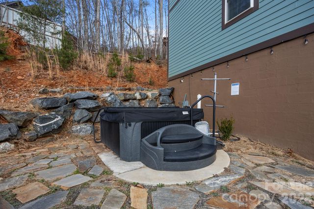 64 Crystal June Lane, Asheville, NC 28803