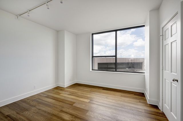 15 Greenway Plaza 8G, Houston, TX 77046