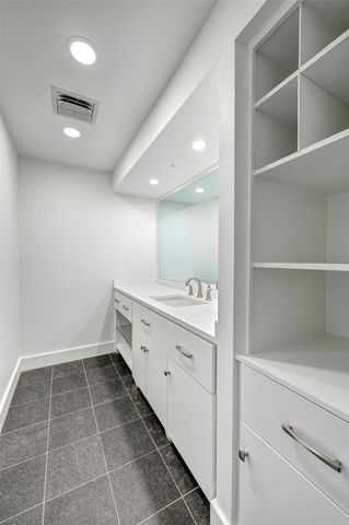 15 Greenway Plaza 8G, Houston, TX 77046