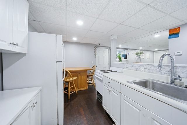 3 Lady Slipper Ln, Methuen, MA 01844