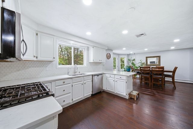 3 Lady Slipper Ln, Methuen, MA 01844