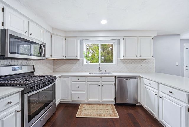 3 Lady Slipper Ln, Methuen, MA 01844