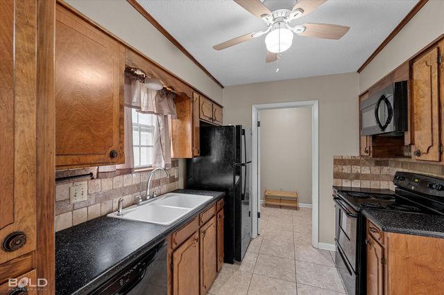 121 Carriage Square Drive, Bossier City, LA 71112