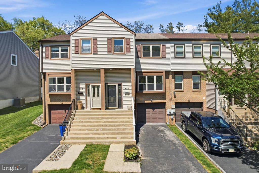 225 BIRCH DR, Lafayette Hill, PA 19444