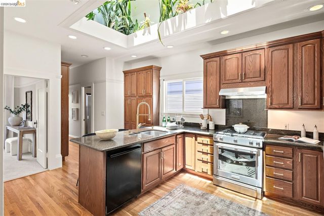 3863 West St, Oakland, CA 94608