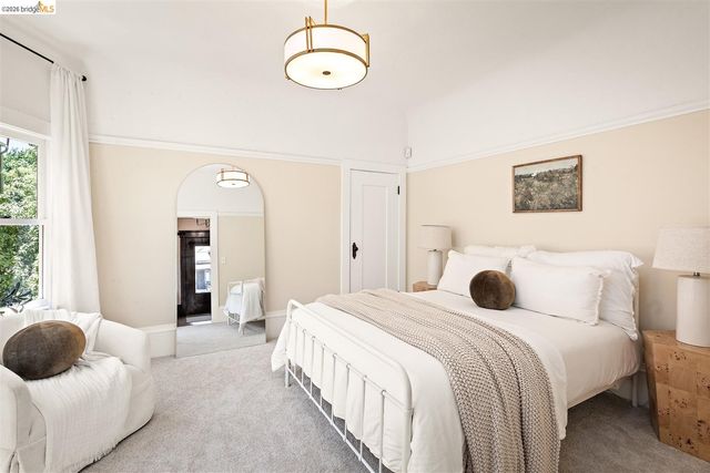 3863 West St, Oakland, CA 94608