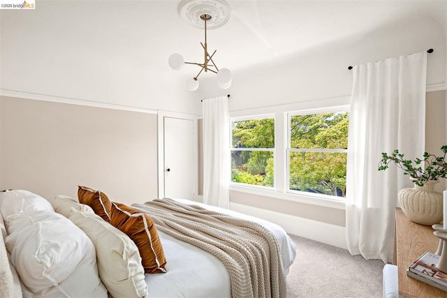 3863 West St, Oakland, CA 94608