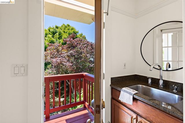 3863 West St, Oakland, CA 94608
