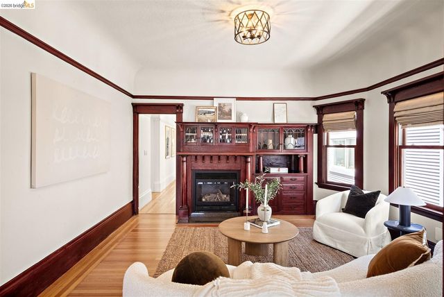 3863 West St, Oakland, CA 94608