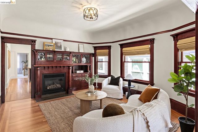 3863 West St, Oakland, CA 94608