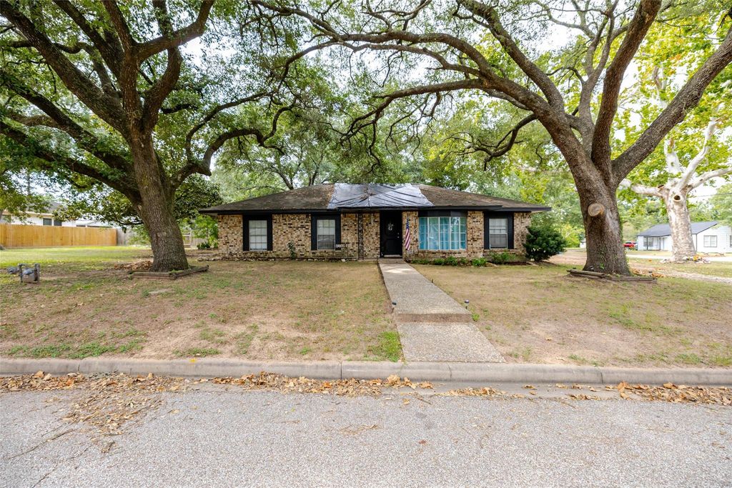 2106 Cherry Street, Waller, TX 77484