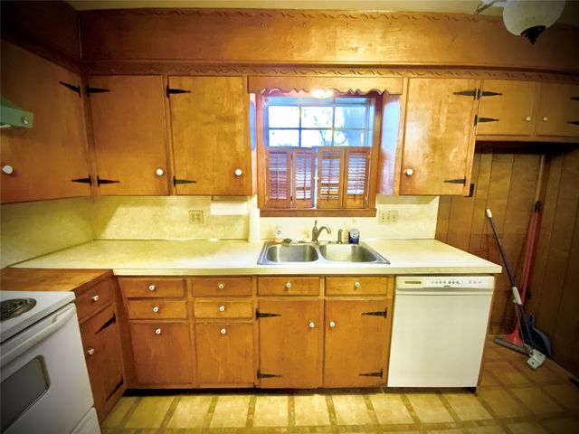 203 S Red River Street, Mexia, TX 76667