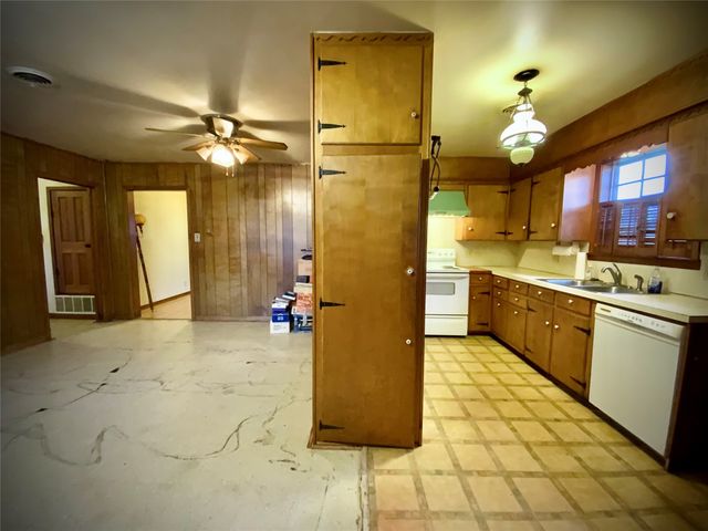 203 S Red River Street, Mexia, TX 76667