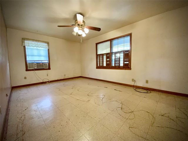 203 S Red River Street, Mexia, TX 76667