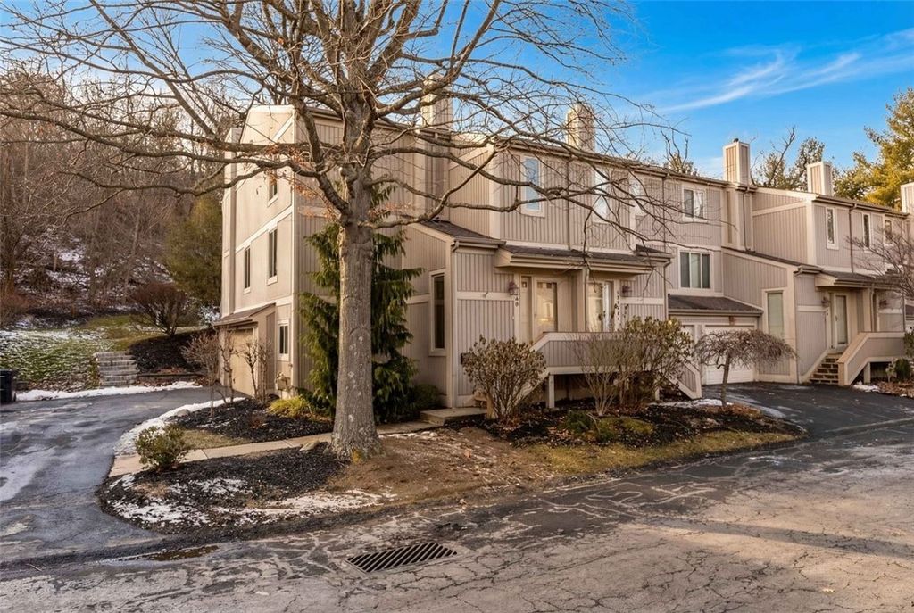 1548 Pineview Drive, Upper St Clair, PA 15241