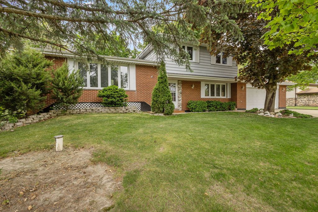 2841 E Pine Drive, Crete, IL 60417
