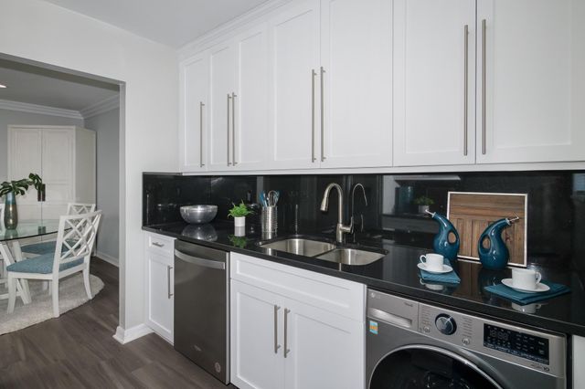11 South Saxon Avenue 1F, Bay Shore, NY 11706