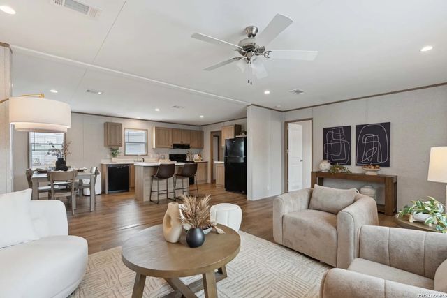 136 Parkview, Floresville, TX 78114