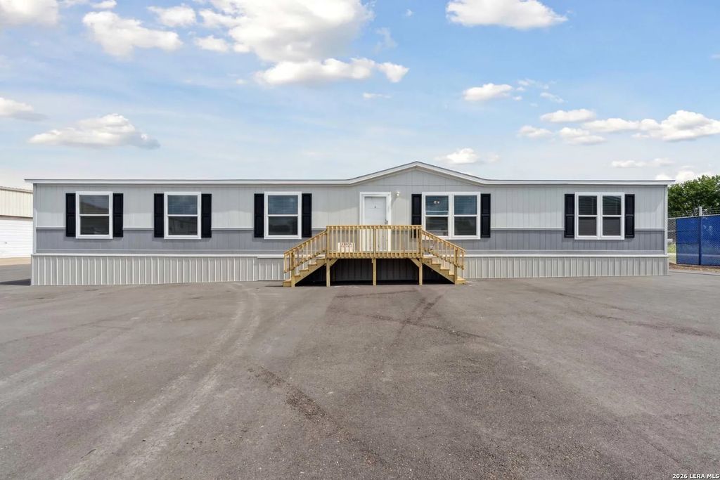 136 Parkview, Floresville, TX 78114