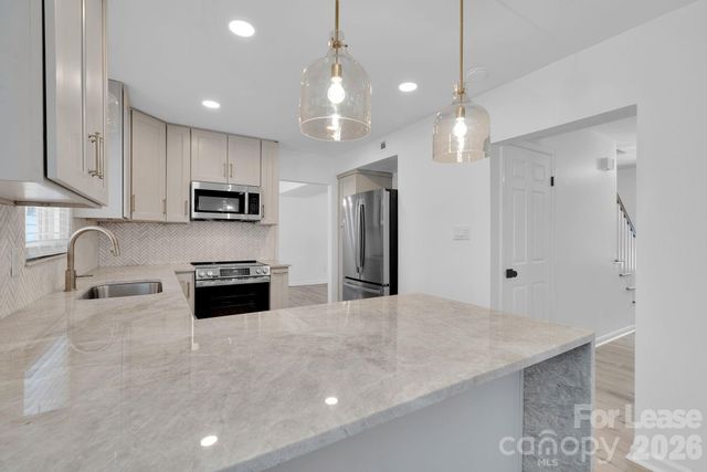 7404 Shadowlake Drive, Charlotte, NC 28226