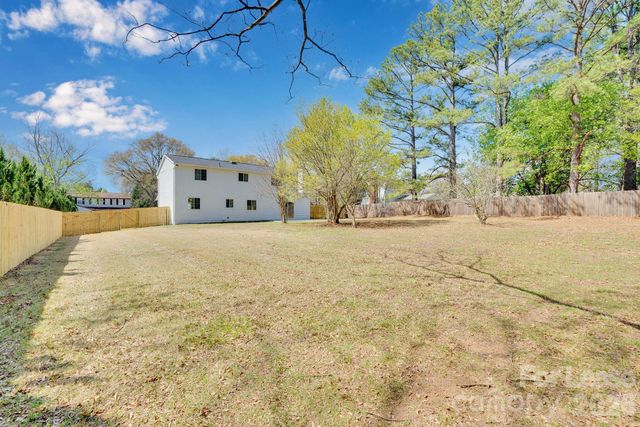 7404 Shadowlake Drive, Charlotte, NC 28226