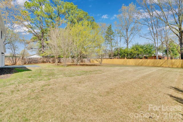 7404 Shadowlake Drive, Charlotte, NC 28226