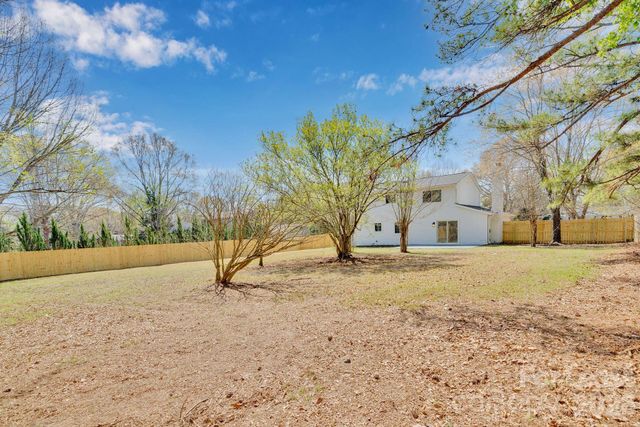 7404 Shadowlake Drive, Charlotte, NC 28226