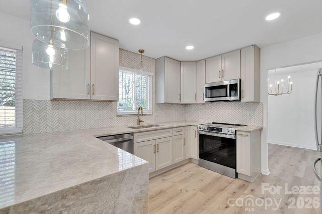 7404 Shadowlake Drive, Charlotte, NC 28226