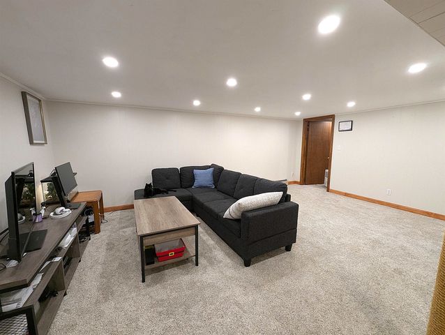 55 Crestwood Circle, Salem, NH 03079