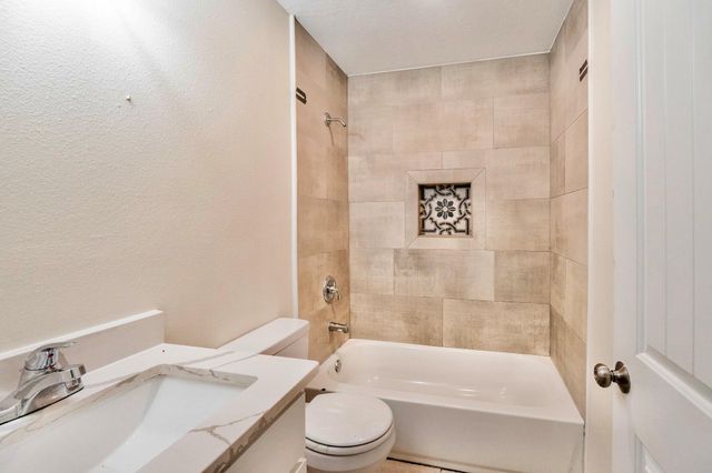 529 S Illinois Avenue, League City, TX 77573