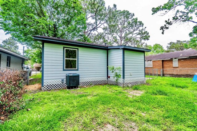 529 S Illinois Avenue, League City, TX 77573