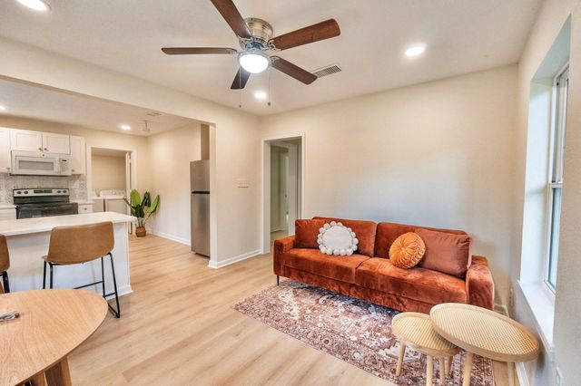 529 S Illinois Avenue, League City, TX 77573