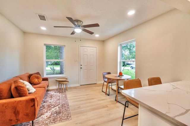 529 S Illinois Avenue, League City, TX 77573