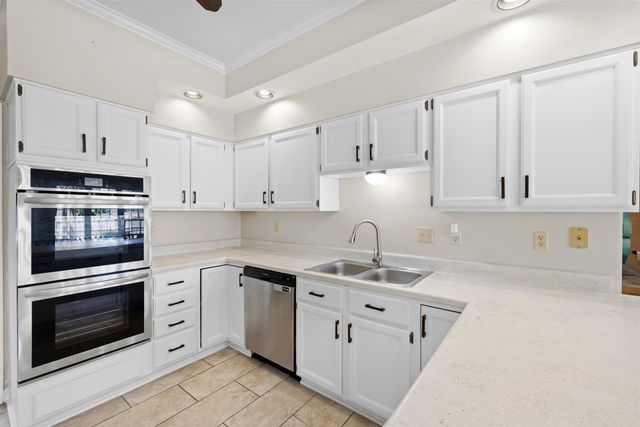 8890 RIVERWOOD FARMS PKY, Memphis, TN 38016