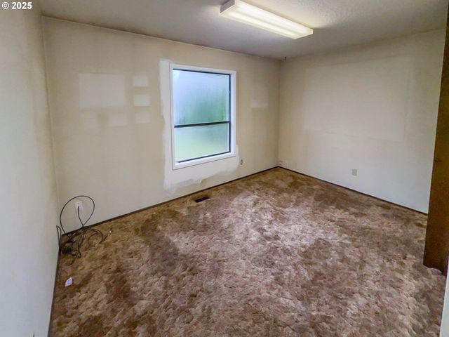 16830 Se RHINE St, Portland, OR 97236