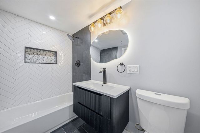 12 Howard St, Lynn, MA 01902