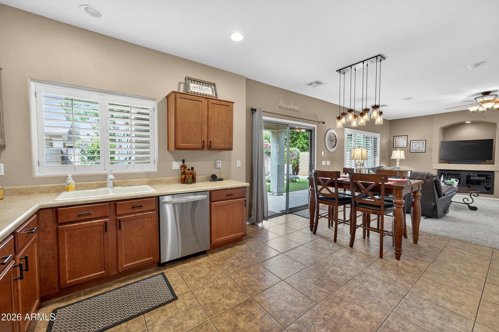 Image 11 of property listing at 1060 E Redwood Drive, Chandler, AZ 85286